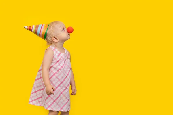 Petite Fille Portant Chapeau Fête Nez Clown Rouge Lève Les — Photo