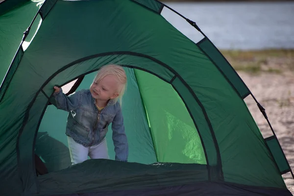 Pequeño Bebé Tienda Campaña Turística Acampar Con Niños Vacaciones Familiares —  Fotos de Stock