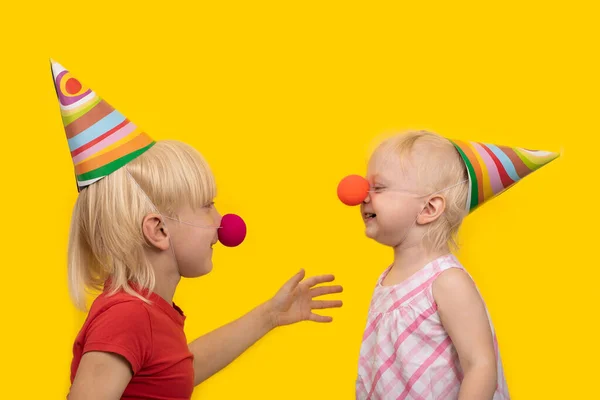 Bruder Und Schwester Festlichen Hüten Und Roten Clownsnasen Auf Gelbem — Stockfoto