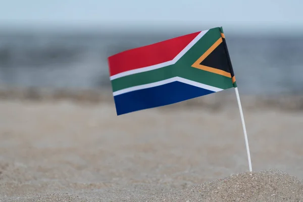 南アフリカの国旗が海を背景に描かれている 南アフリカ共和国のビーチで休暇 — ストック写真