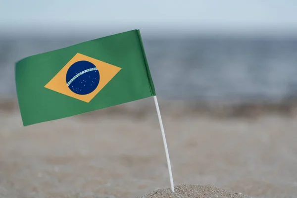 Nationell Tabell Flagga Brasilien Havet Bakgrund Brasiliens Flagga Sandstrand — Stockfoto