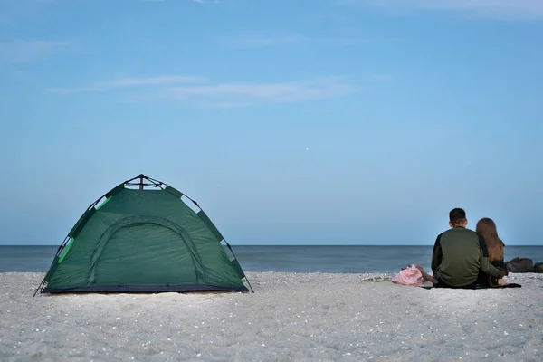 Casal Amoroso Senta Perto Tenda Praia Acampar Praia — Fotografia de Stock