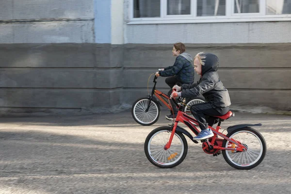 Két Fiú Biciklizik Kövezett Úton Gyerekek Bicikliznek Aki Gyorsabb — Stock Fotó