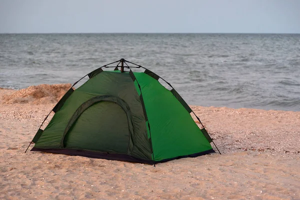 Green Camping Tent Beach Sea Background Vacation Sea — Stock Photo, Image