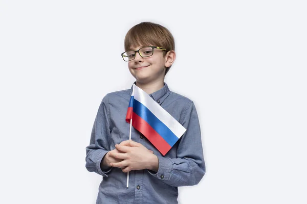 Niño Joven Que Queda Toma Bandera Rusia Mano Día Rusia —  Fotos de Stock