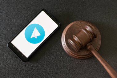 KHARKOV, UKRAINE - 25 Haziran 2020: Akıllı telefon ekranında telgraf uygulaması ve yargıcın tokmağı. Telegram web istemcisi.