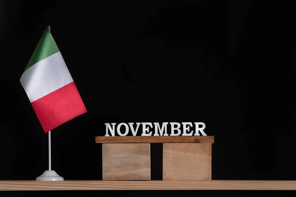 Calendario Legno Novembre Con Tavolo Bandiera Italiana Sfondo Nero Vacanze — Foto Stock