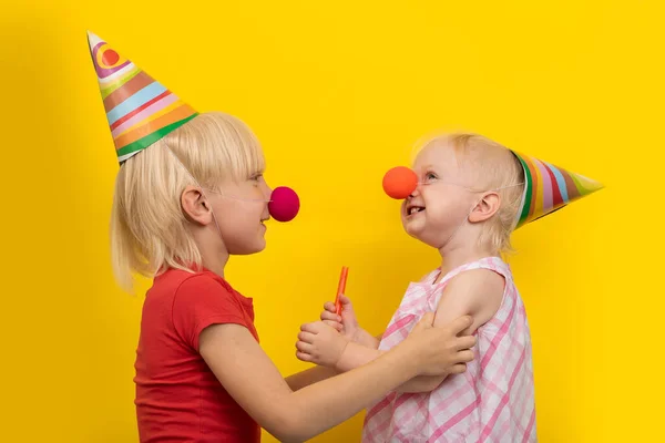 Twee Kinderen Vieren Hun Verjaardag Met Feestelijke Hoeden Rode Clownneuzen — Stockfoto