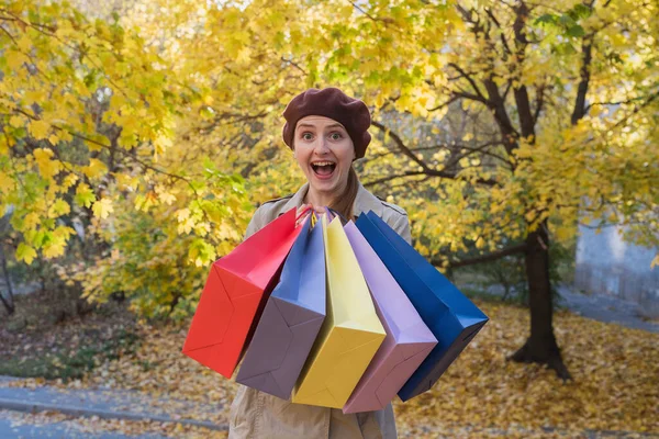 Chica Alegre Con Compras Mano Buenas Compras Descuentos Otoño —  Fotos de Stock