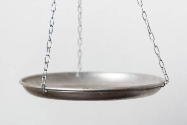 Beyaz arka planda mekanik ölçekler dengelenmiş. Kabı yakın tut..