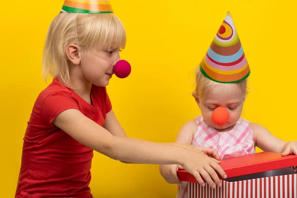 Kinderen Met Feestelijke Hoeden Rode Clownneuzen Studio Gele Achtergrond Kinderen — Stockfoto