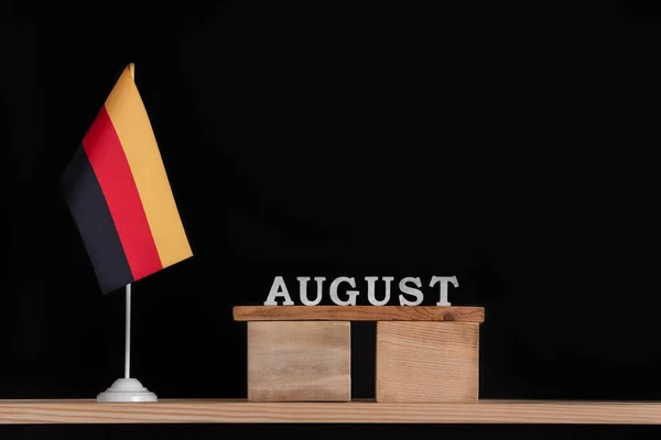 Dřevěný Srpnový Kalendář Německou Vlajkou Černém Pozadí Data Německu Srpnu — Stock fotografie