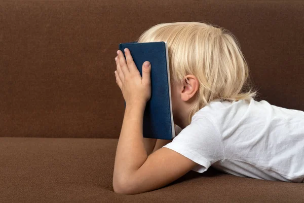 Junge Liegt Mit Buch Gesicht Auf Couch Kind Hat Genug — Stockfoto