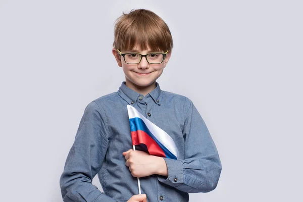 Retrato Adolescente Inteligente Menino Óculos Segurando Bandeira Rússia Fundo Branco — Fotografia de Stock