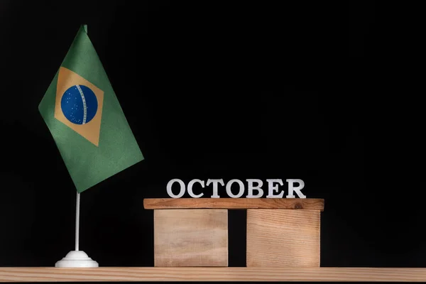 Träkalender Från Oktober Med Brasiliansk Flagga Svart Bakgrund Datum För — Stockfoto