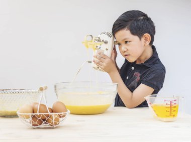 Asyalı çocuk kek yapmak