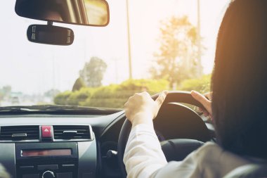 İki el kullanarak arabayı kullanan kadın