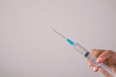 Doktor holding arka plan kullanım için enjekte için elinde hazır şırınga