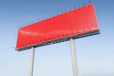 Boş kırmızı otoyol billboard üzerinde mavi gökyüzü arka plan, metni buraya