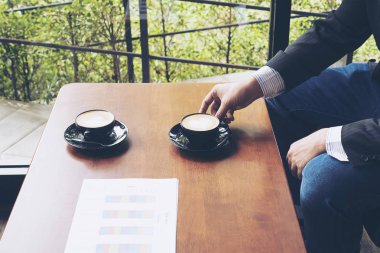 Kahve dükkanında çalışan iş adamı