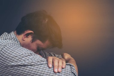 Üzgün adam el ile kafa tutan