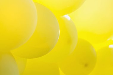 Sarı balon güneş ışığı altında arka plan için kullanın