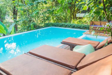 Küçük resort view yeşil bahçe orman kentsel alanda - temiz yüzme havuzu tatil arka plan kavramı ile küçük yerleşim bölgesinde sakin ol