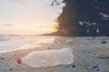Kum plaj gösteren çevre kirliliği sorunu çöp