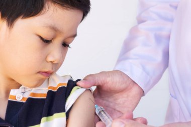 Beyaz arka plan üzerinde erkek doktor tarafından tedavi hasta Asyalı çocuk