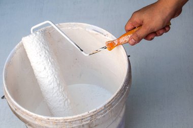 Çalışırken boya fırçası, boyamak hazır tutan el