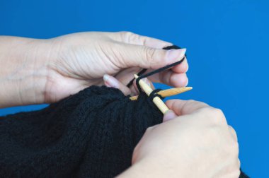 Eller kadın siyah şapka örgü yapma