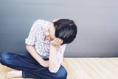 7 yaşında Asyalı çocuk üzgün