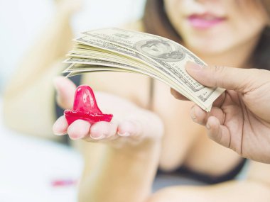 Kadın otelde beyaz yatakta fahişe için ödeme para doları dostum