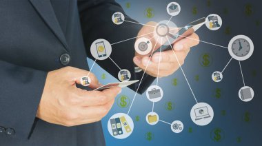 İşadamı ofis para simgeleri KAPLAMASI - online pazarlama kavramı ile cep telefonu ve holding kredi kartı kullanıyor