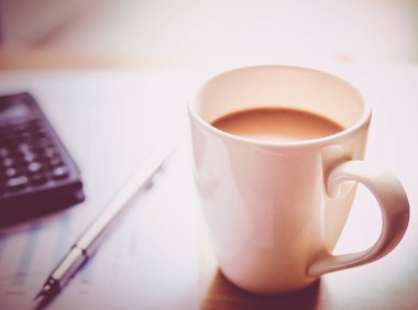 İş finansal çalışma kavramı, kalem sıcak ışık spot filtresi ile bir hesap makinesi kahve fincanı seçici ile büyüme çubuk grafik üzerinde duruldu