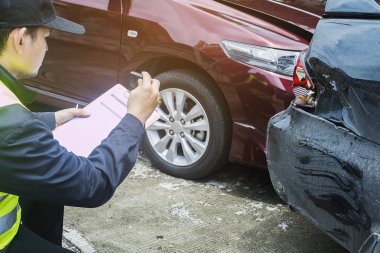 Araba kaza iddia süreci üzerinde çalışan sigorta acentesi