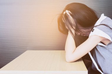 Masada oturan üzgün Asyalı kız