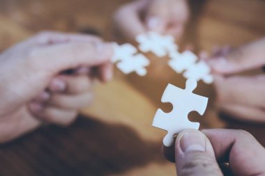 Arkada bir beyaz jigsaw odaklı olmak ve başka bir üç olmak bulanıklık