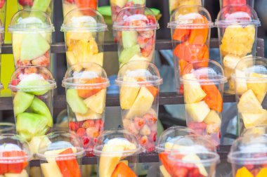 Taze mix Meyve bardaklarda karışık menü - renkli taze meyve arka plan kavramı hazırlamak