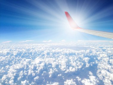 Hava güzel doğa gökyüzü arka plan ile onun uçuş sırasında uçağın Winglet