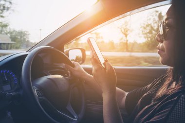 Tehlikeli araba sürüş sırasında cep telefonuyla Bayan