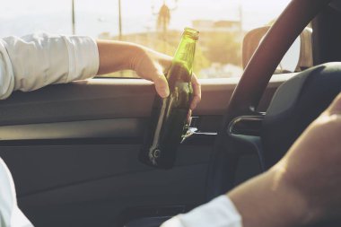 Bir araba sürüş sırasında bira içmek kadın