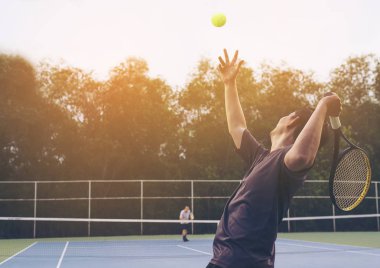Bir servis oyuncusunun oynadığı tenis maçı