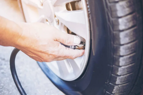 Técnico Está Reparando Neumático Pinchado Coche —  Fotos de Stock