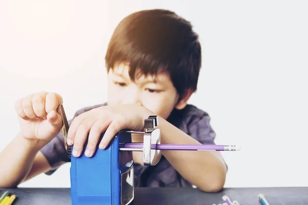 Хлопчик Загострює Олівець Використовуючи Механічну Точилку Білому Тлі — стокове фото