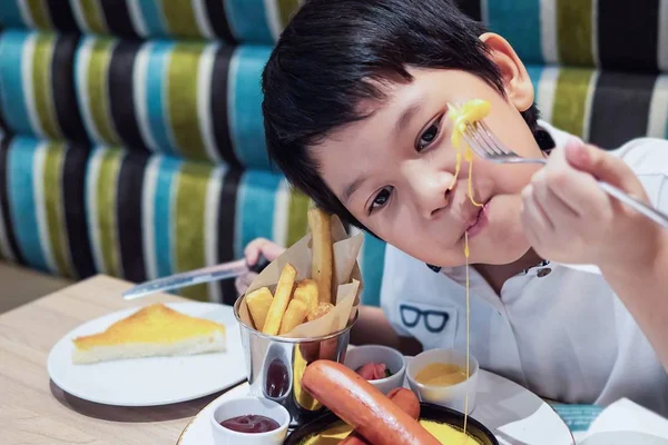 Menino Asiático Comendo Batatas Fritas Alegremente Criança Com Conceito Junk — Fotografia de Stock