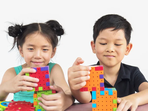 Los Niños Asiáticos Jugando Rompecabezas Bloques Plástico Juego Creativo Para — Foto de Stock