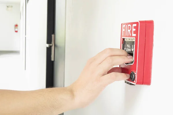 Człowiek Osiąga Ręce Push Alarm Pożarowy Strony Stacji — Zdjęcie stockowe