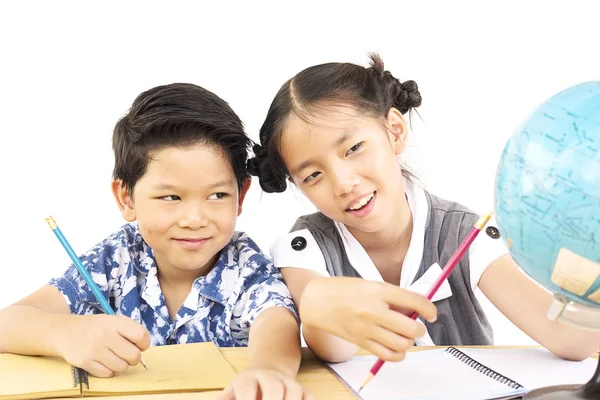 Asiático Niños Están Estudiando Globo Sobre Blanco Fondo — Foto de Stock