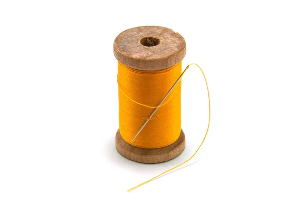 Geïsoleerde Houten Spoel Van Gele Draad Met Een Naald — Stockfoto